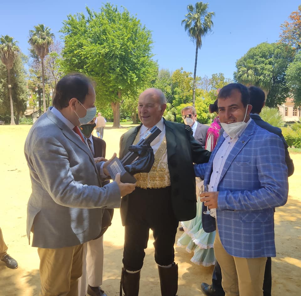 LA FEDERACION NAVARRA DE HIPICA PRESENTE EN EL HOMENAJE A D. ALVARO DOMECQ ROMERO CELEBRADO EN LA REAL ESCUELA ANDALUZA DE ARTE ECUESTRE DE JEREZ